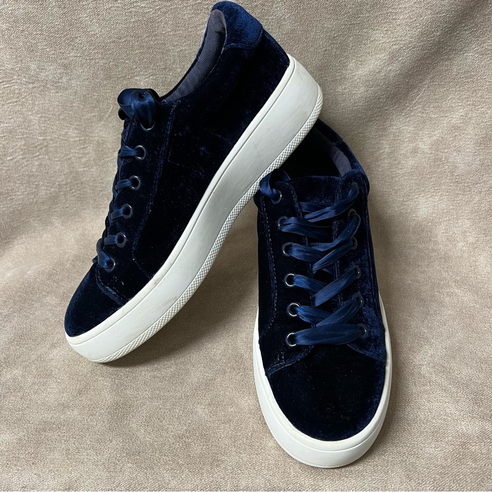 Steve Madden Blue Velvet Satin Snickers Sz 6